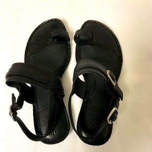 Born leather toe ring sandals